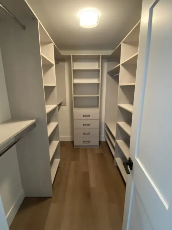 Bloor st_Primary bedroom walkin closet